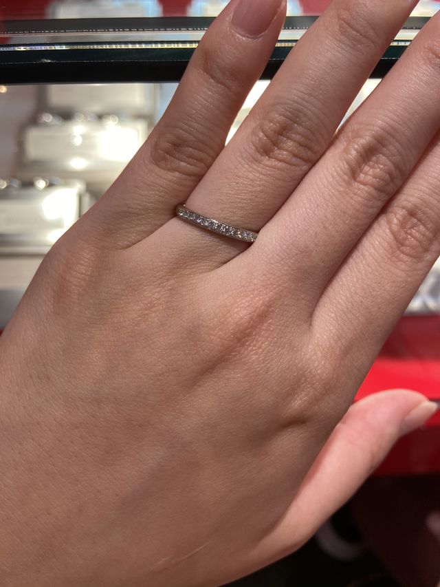 ハーフエタニティの指輪です。