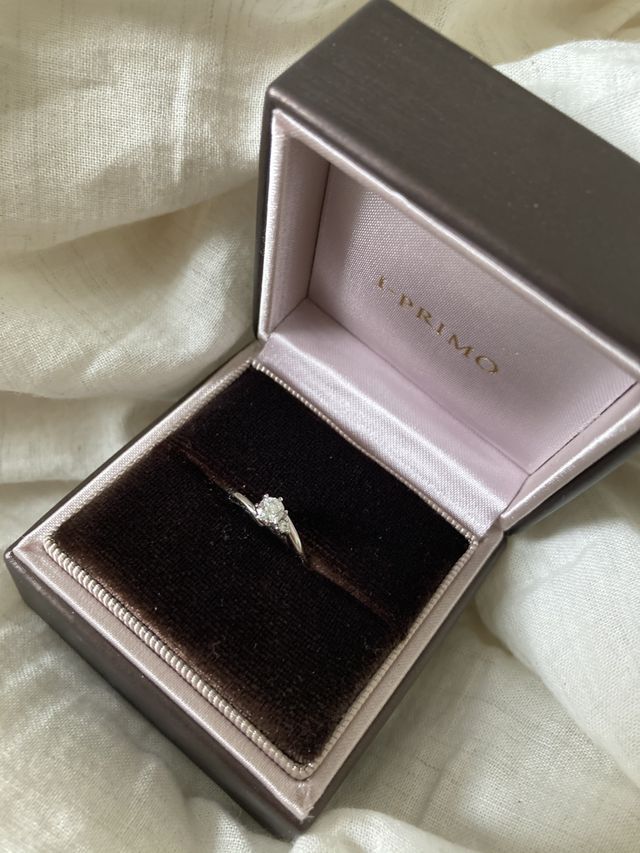 右側に小さなダイヤがもう一つついている可愛らしいデザインです