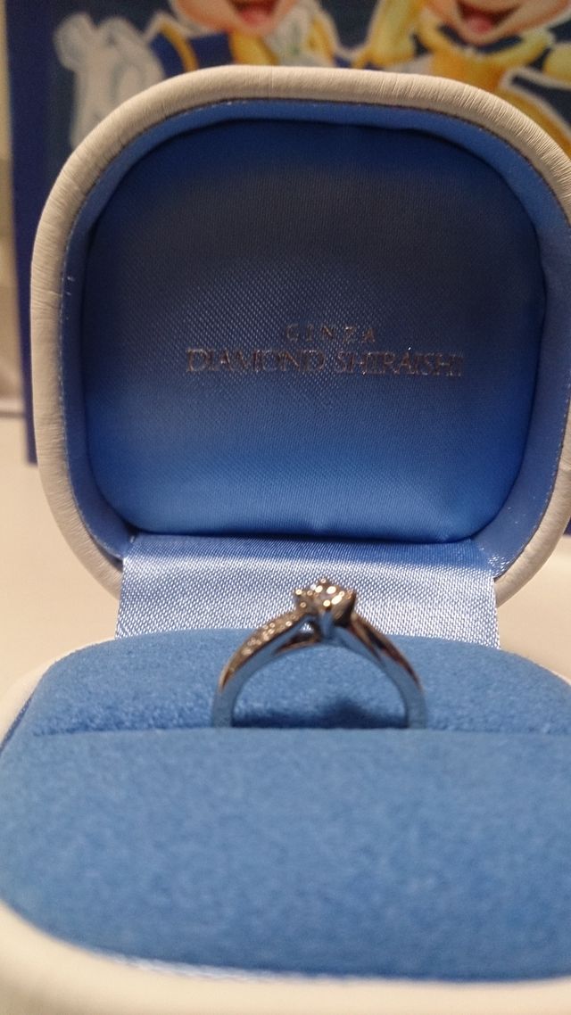 横がリリィーの形、爪が４つでメレ無部分のラインが綺麗