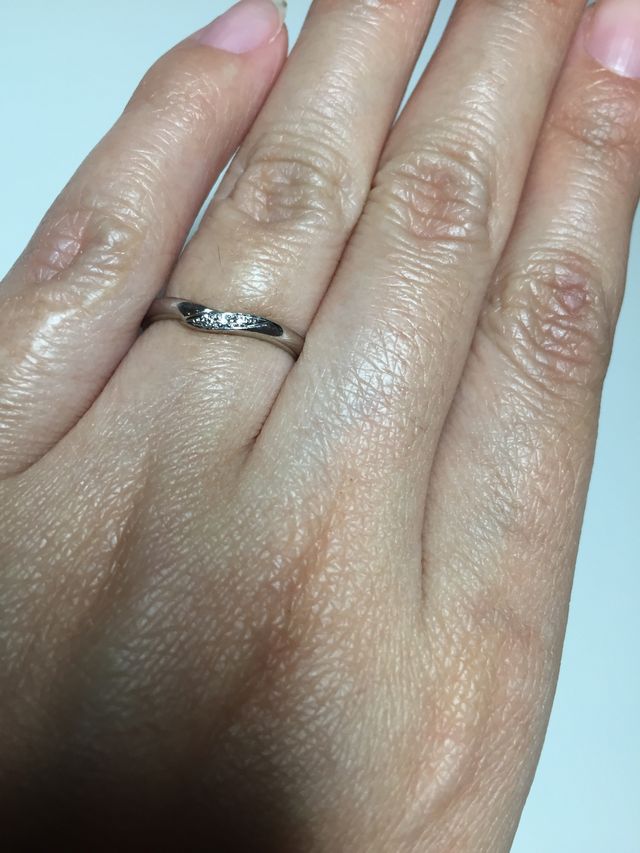 デザインは、細め。３つの小さなダイヤがつている。