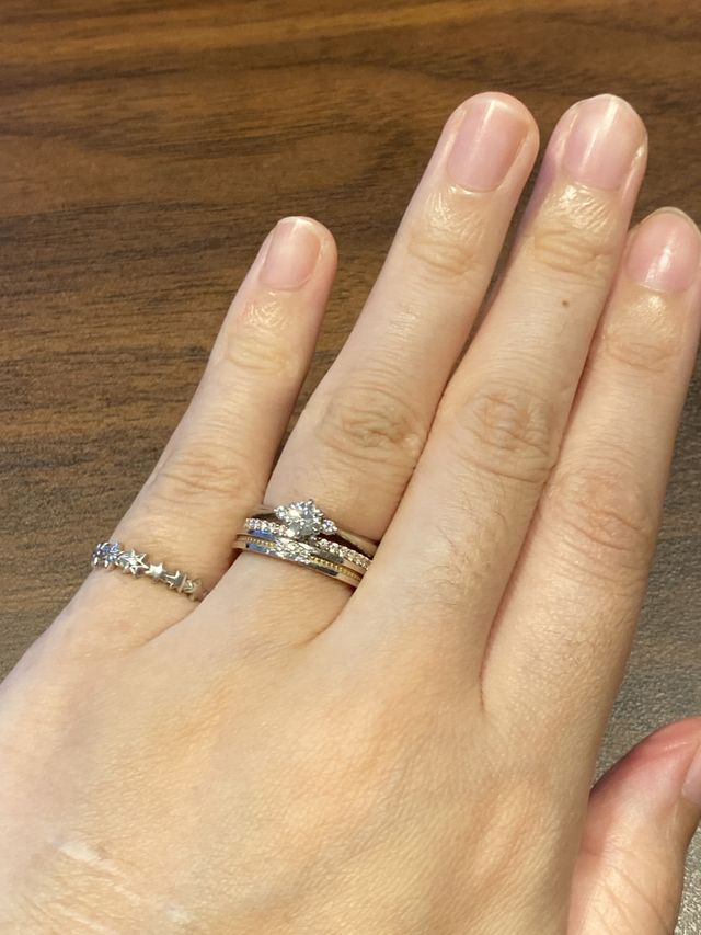 エタニティリングを購入し、リングは真ん中につけています。