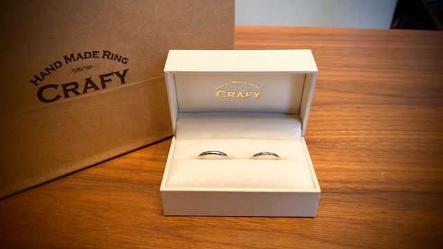 彼はシンプルに、私はダイヤと誕生石の宝石を入れました。