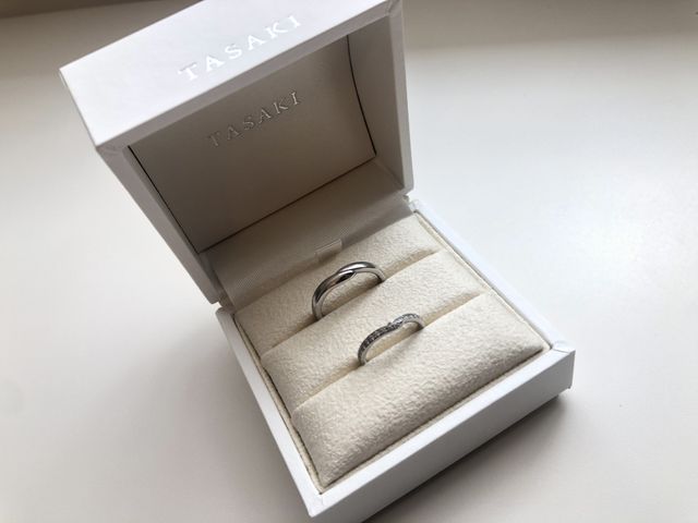 指を長く、細く見せてくれるデザインです。