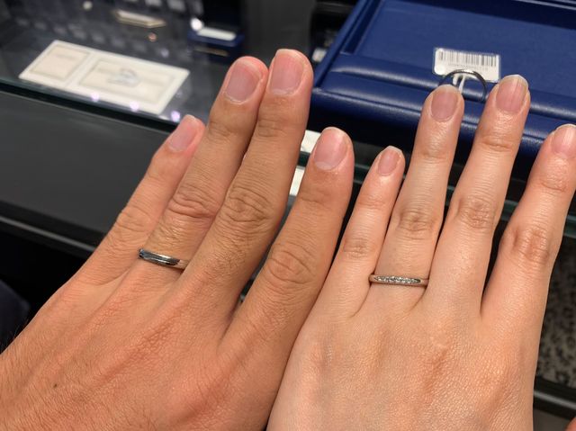 女性用は、ダイヤが7石入ったストレートタイプの結婚指輪です。