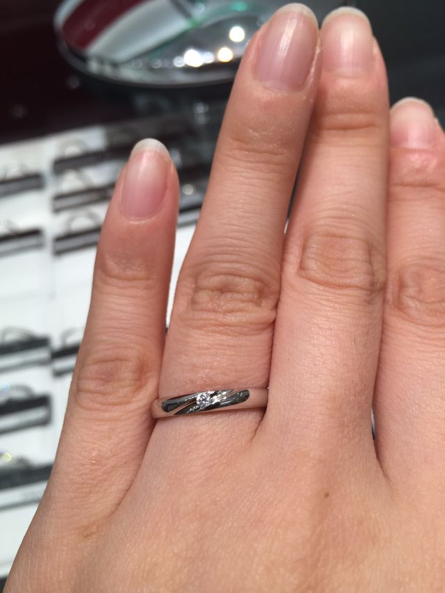 一粒ダイヤがキラキラと輝いていつ見てもテンションが上がります