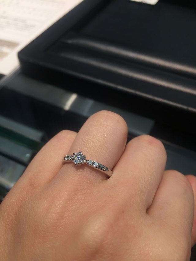 小ぶりながらもかなりダイヤの輝きがあります