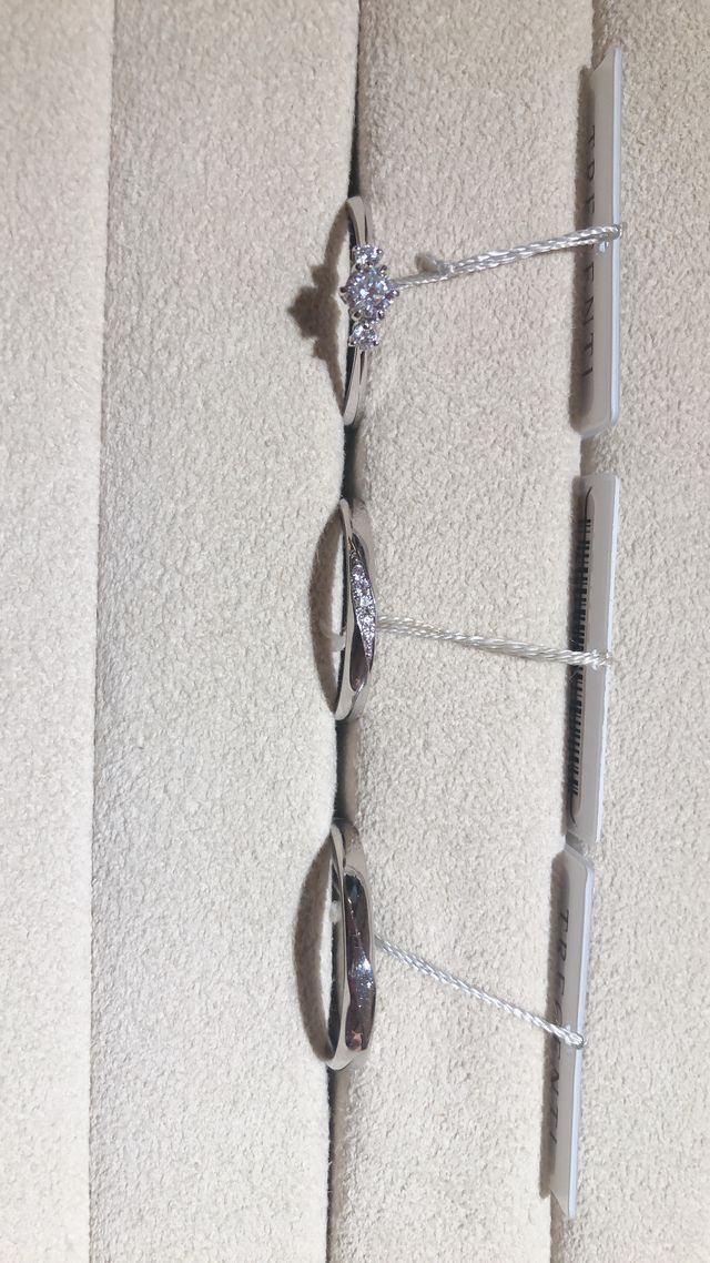 左から、婚約指輪、結婚指輪(女性)、結婚指輪(男性用)です。