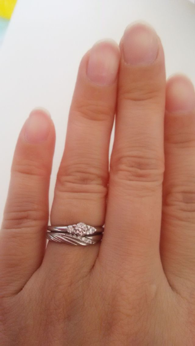 結婚指輪と合わせた写真。上が婚約指輪。