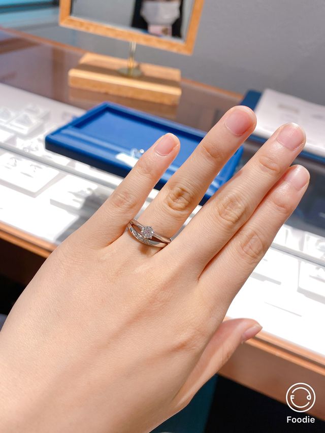 一つだけでつけても、指が少し長く見えるところが大好きです！