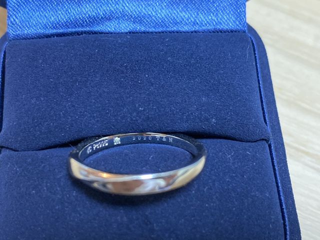 裏には無料で刻印及び誕生石を入れられました。