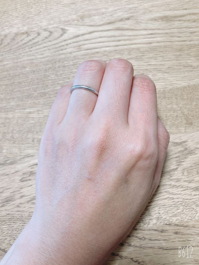 シンプルな石なしのプラチナのリングです。