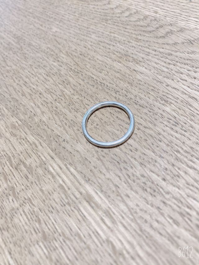少し丸みを帯びたリングです。