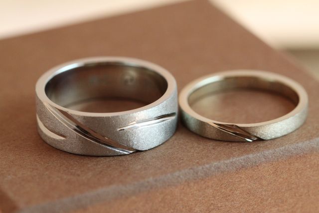 内側に家紋、それぞれの名前、あと、誕生石が入っています。