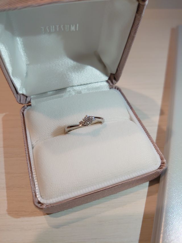 中央に大きめの石があり、両サイドに小さな石がついています。