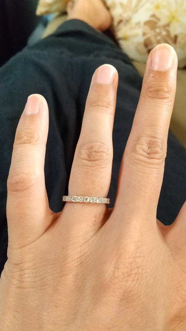 ダイヤが前部分にだけついています。色はピンクゴールドです。