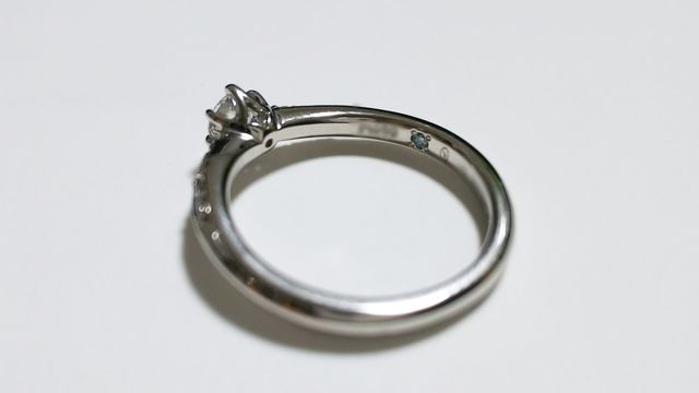 内側のシークレットストーン（アイスブルーダイヤモンド）