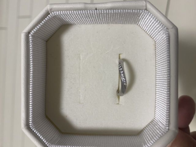 真っ直ぐ装着出来てなくても指を綺麗に見せてくれる指輪