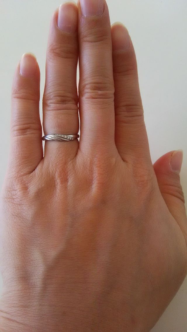 結婚指輪を装着した画像です。