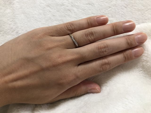 指輪をつけている写真