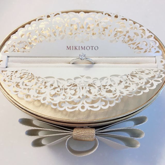 特典のBOXは両サイドに結婚指輪をしまい普段使いしています