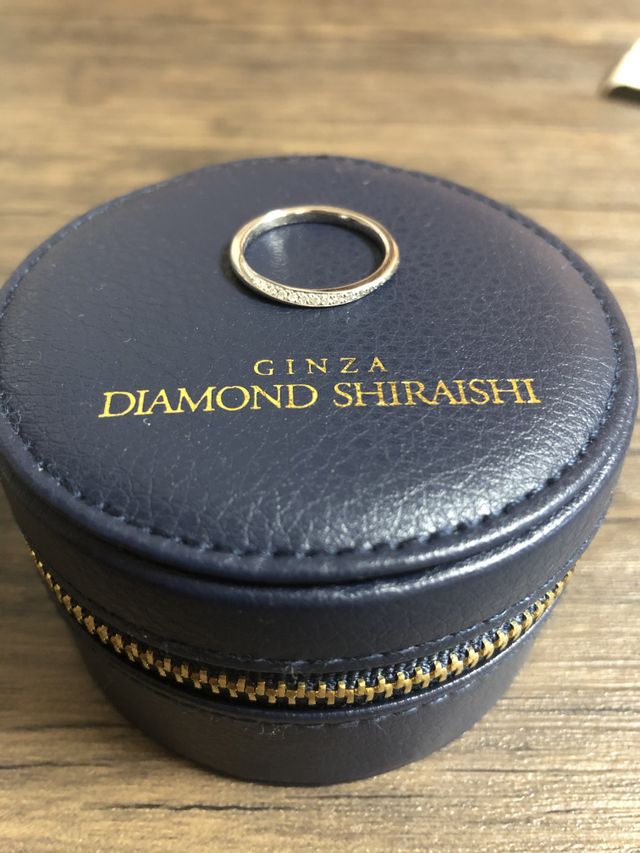 ダイヤが斜めに入って指が綺麗に見えます