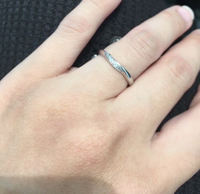 シンプルな3石の細めリング