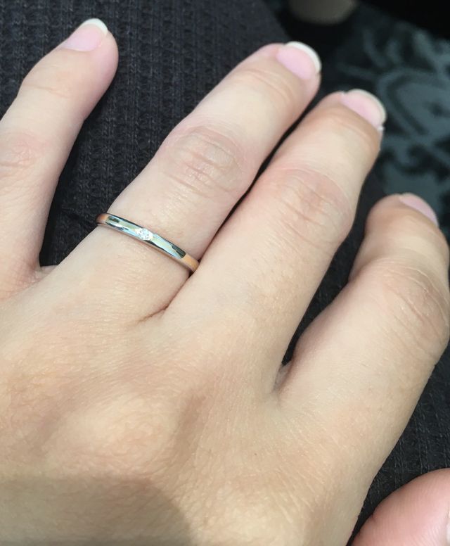 真ん中にピンクゴールドのラインがあるストレートリング