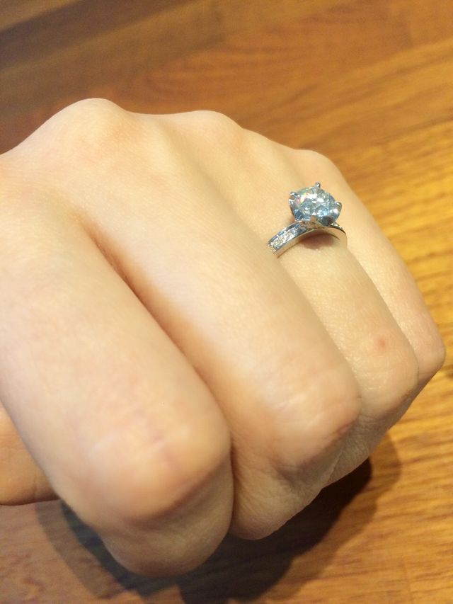 0.7ct以上は台座にパヴェダイヤモンドがつきます。