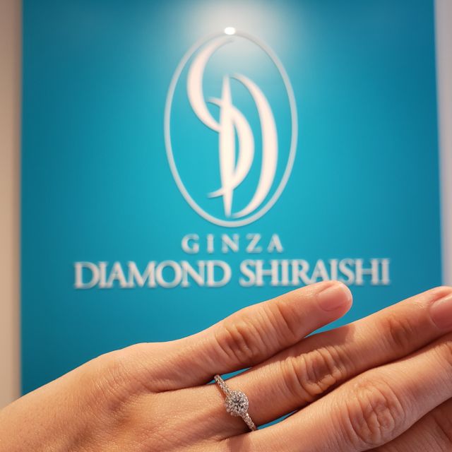 店舗で完成後のリングを受け取り後、装着した時の写真です。