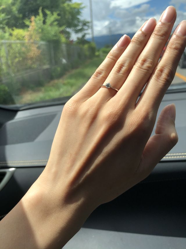 一粒ダイヤの婚約指輪です。