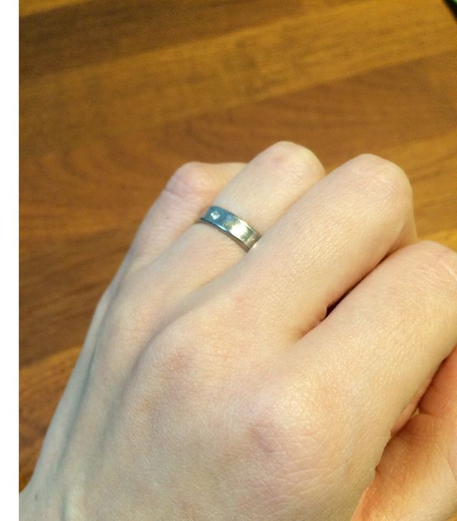 夫のものはダイヤ無し、私のものは一粒ダイヤにしました。