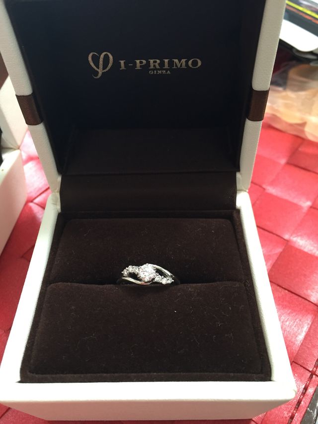 婚約指輪です。華やかな物に。