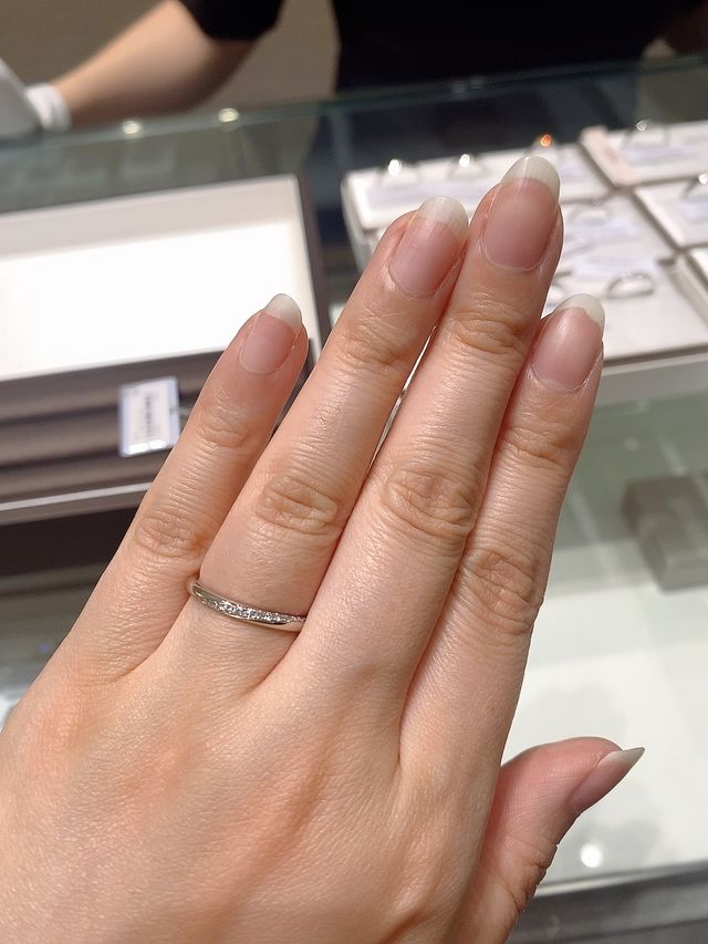 斜めにダイヤモンドが入っているリング