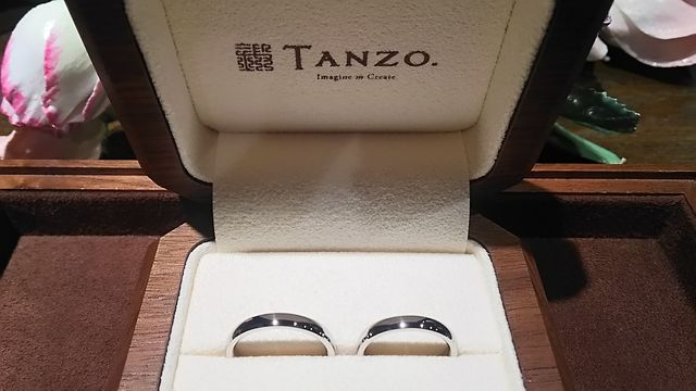 平甲丸ストレート、鏡面仕上げ。内側名入れ、ブルーダイヤ入。