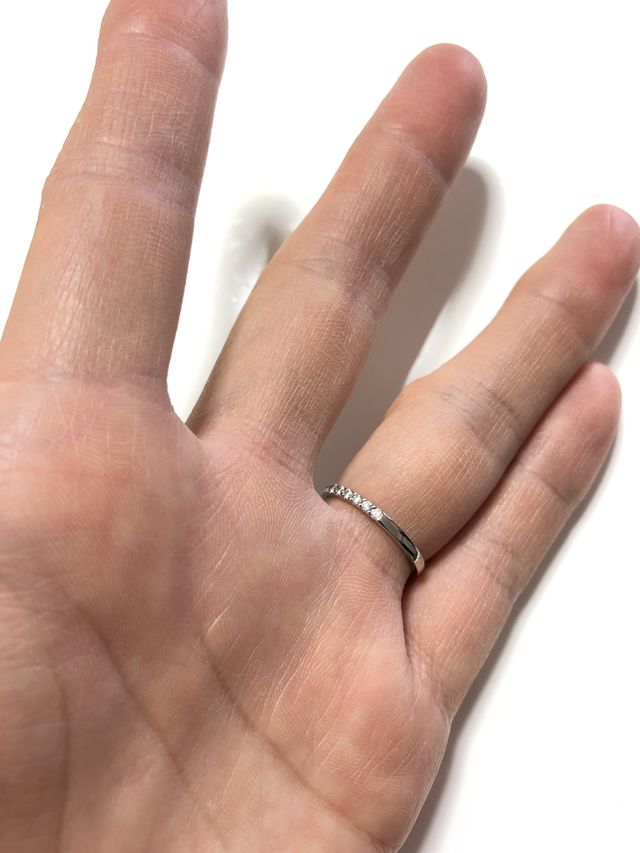 指輪を少しずらして境目がわかるように撮ってます。