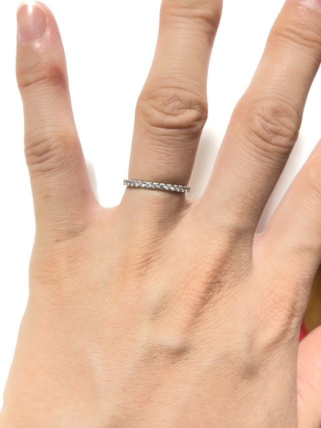 サイズは12.5です。半周にダイヤが入ってます。