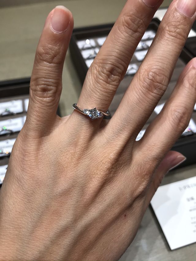 少しウェーブでダイヤが3つセットされていました。