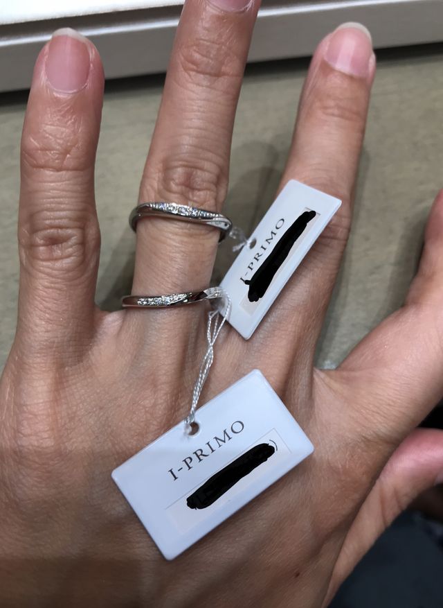 少しウェーブの入った結婚指輪です。