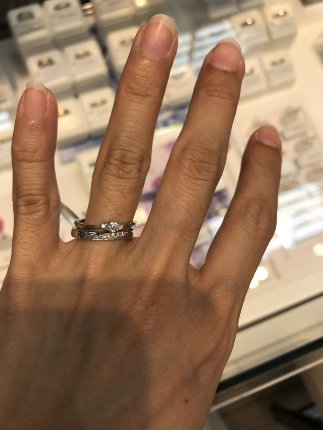 ストレートタイプのリングにななめにジルコニアが入っています。