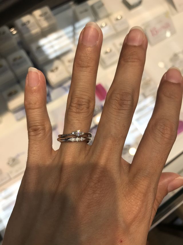 少し丸い印象のかわいらしい結婚指輪とのセットです。