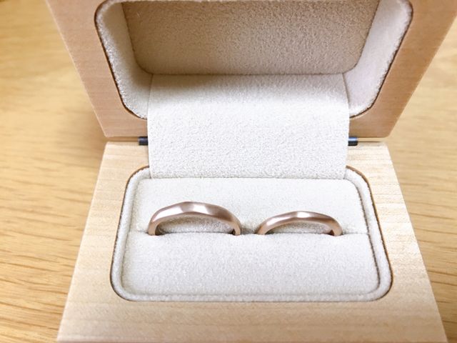 ２つ仲良くならんで、可愛い木箱に入っていました。