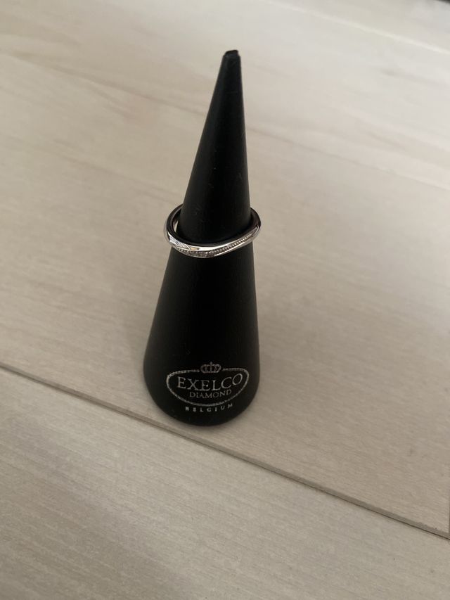 3粒のダイヤとカッティングデザイン