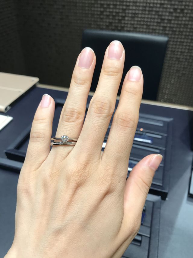 写真は婚約指輪と結婚指輪を重ね付けたものです。