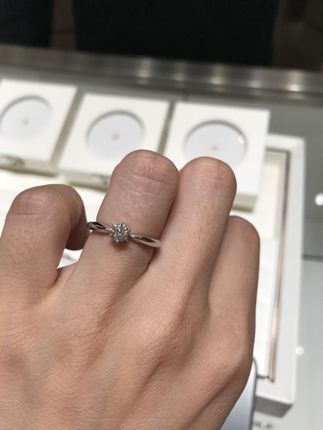 一粒ダイヤの婚約指輪をつけました。