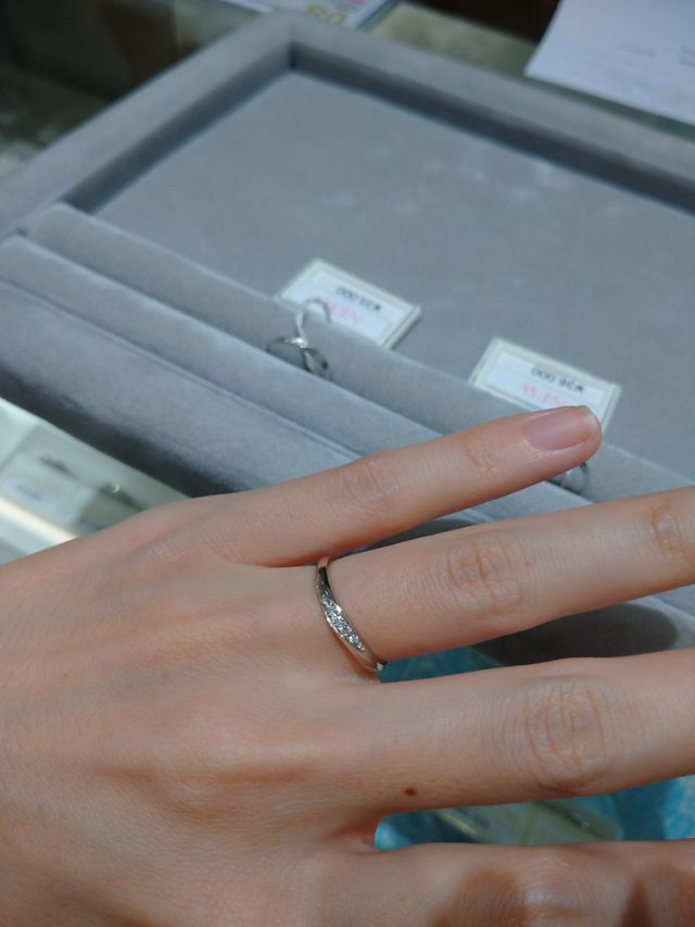 ダイヤモンドが輝くプラチナリング。