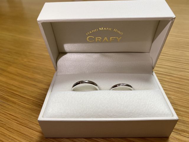 シンプルなデザインで
斜めに彫りがはいっています。
