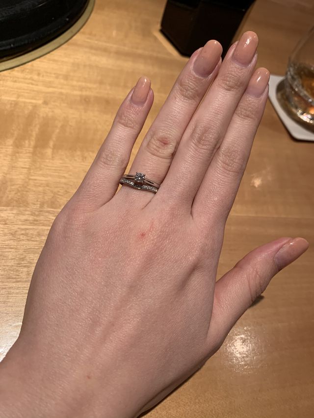 婚約指輪と結婚指輪の重ね付けです。