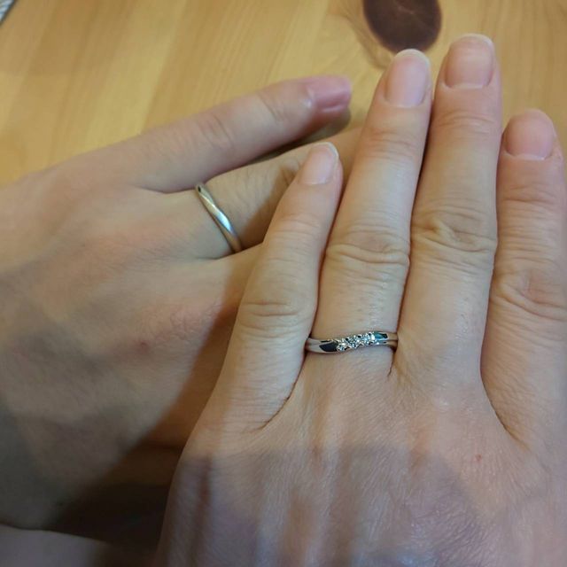 指輪をつけている様子