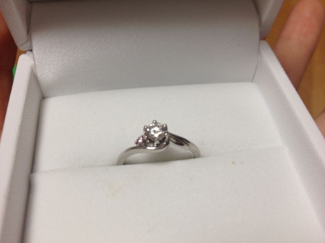 小さなピンクダイヤが可愛らしいです。