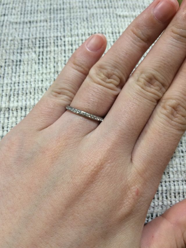 指にはめています。